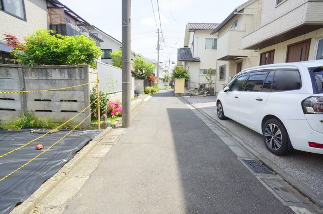 代沢４　土地の前面道路含む現地写真|南側　公道　幅員約3.3m　接道約10.0m

