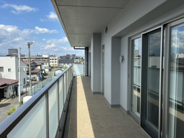 ウィザースレジデンス盛岡サザンテラス（新築未入居）のバルコニー|“奥行きと長さ”があり、開放感があります。