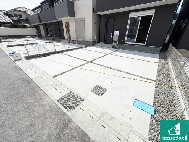 ◆富田林市甲田　新築一戸建ての前面道路含む現地写真|周辺は閑静な住宅街！前面道路広々で車の出し入れも便利です。駐車が苦手な方でも安心して車庫入れできます！