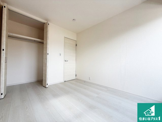 ◆富田林市甲田　新築一戸建ての洋室|シンプルな洋室は、自分好みのインテリアが楽しめます♪ご家族とインテリアや家具を選びに行くのは物件購入時の醍醐味の一つです。ぜひお楽しみください♪