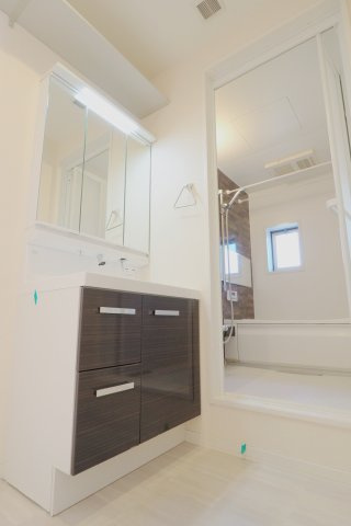 シャーメゾンあきの独立洗面台|※別部屋のお写真です※