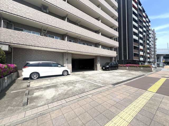 電車も車も見放題！横浜では希少な平坦エリア！2路線アクセスな最強立地！【リノベ／レクセル新子安】の駐車場|駐車場があるので、車を買う予定の方も安心です