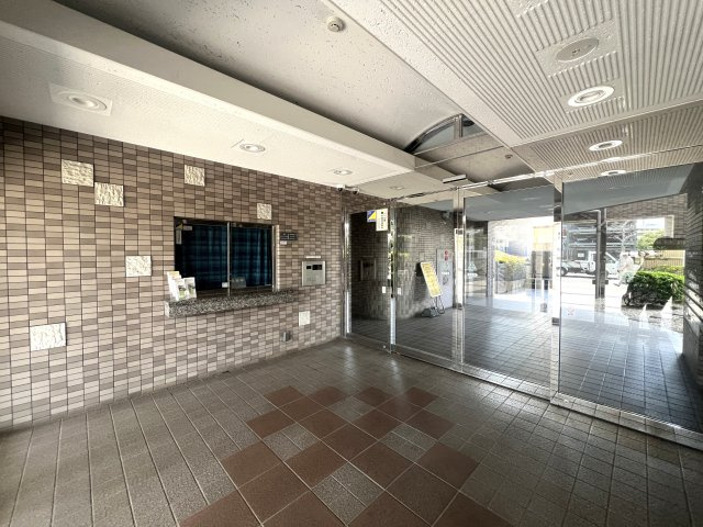 電車も車も見放題！横浜では希少な平坦エリア！2路線アクセスな最強立地！【リノベ／レクセル新子安】のエントランス|清潔なエントランスです