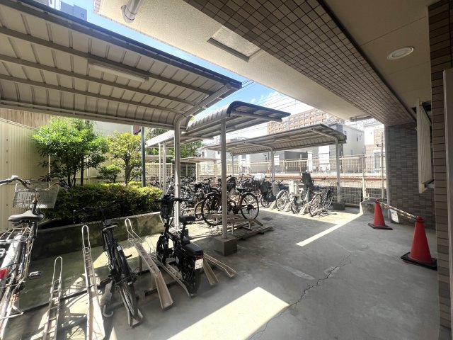 電車も車も見放題！横浜では希少な平坦エリア！2路線アクセスな最強立地！【リノベ／レクセル新子安】の駐輪場