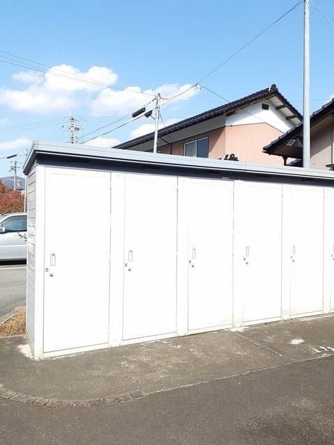朝来市和田山町平野のアパートのエントランス|外部トランクも完備◇