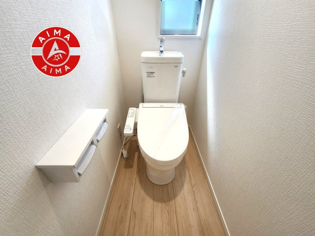 福岡市南区弥永1丁目第14-1棟（1号棟）のトイレ|トイレ・ウォシュレット付。快適で衛生的な洗浄機能付温水シャワートイレです。収納や手すりもついてます。
