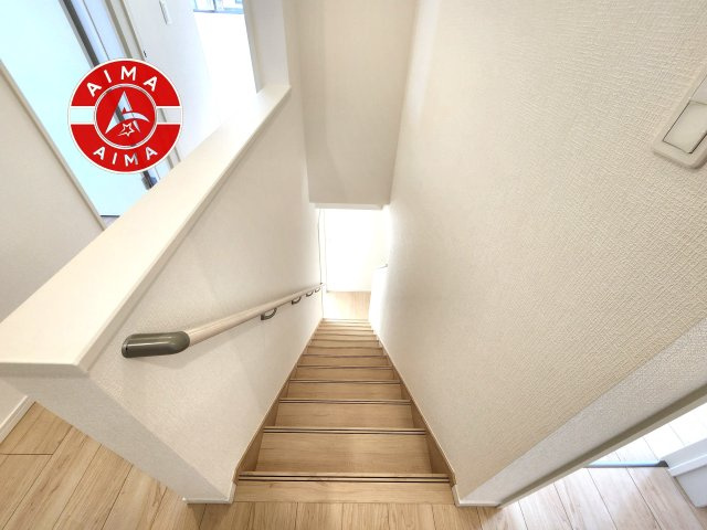 福岡市南区弥永1丁目第14-1棟（1号棟）の内装|＜手すり付階段＞手すりがないと階段の昇り降りで危険なことはもちろん、壁に手をつきながら歩くことで壁紙が汚れやすくなります。すべての方に快適に昇り降りしていただくため、手すりを設置しました。