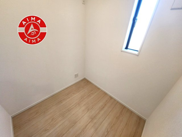 福岡市南区弥永1丁目第14-1棟（1号棟）の収納|【WIC（ウォークインクローゼット）】 たくさんの洋服をかけてもシワになりにくいウォークインクローゼット。洋服以外にも、普段使わない家電やスーツケース、ストック品など何でも片付く嬉しい空間です。
