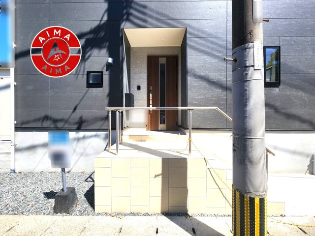 福岡市南区弥永1丁目第14-1棟（1号棟）の玄関|地盤調査済 / 玄関へ向かうまでのアプローチに漂う上質が期待感をもたせます。玄関は建物の顔。落着きを醸し出した自己主張が心に訴えてきます。