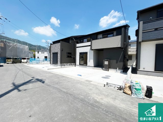 ●29(土)30(日)現地説明会！　生駒市中菜畑　ラスト1邸　の前面道路含む現地写真|周辺は閑静な住宅街！前面道路広々で車の出し入れも便利です。駐車が苦手な方でも安心して車庫入れできます！
