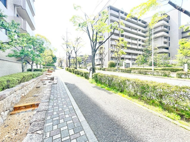 【周辺】 | ジオ緑地公園1番館 | 現在ご返済中のカーローン・カードローン・教育ローンなどを住宅ローンに一本化したり、家具家電購入費用・引越し費用を住宅ローンと組み合わせるなど、お客さまにメリットの多い住宅ローンのご提案が可能です。