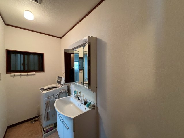 桃山町大島の洗面所|ミラーキャビネットになっており、メイク用品や洗顔小物をスッキリ収納できます！