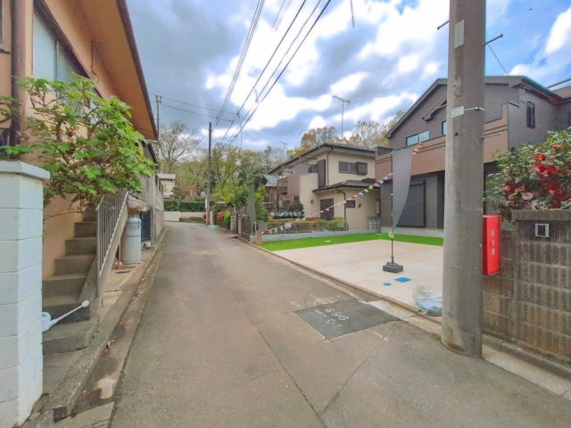 入間郡三芳町大字藤久保の新築一戸建の前面道路含む現地写真