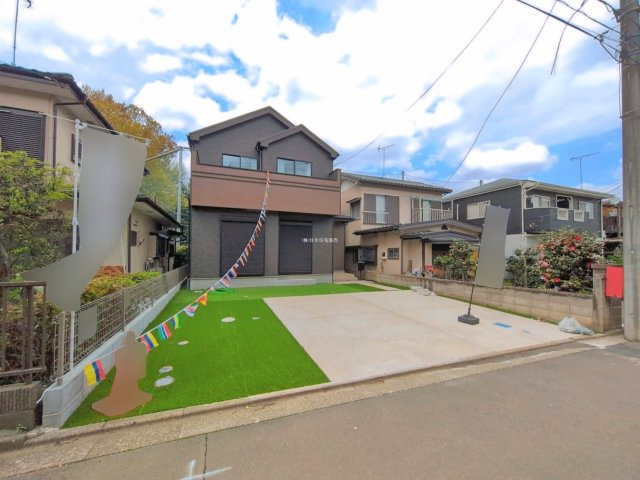 入間郡三芳町大字藤久保の新築一戸建の外観|2026年4月撮影　
47坪以上のゆとりの敷地に建つ4LDK！
並列駐車3台可能！
長く安心して暮らせる長期優良住宅です。
資料請求やご見学などお気軽にお問い合わせください。