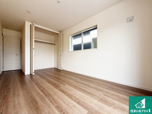 富田林市甲田　新築一戸建ての洋室|シンプルな洋室は、自分好みのインテリアが楽しめます♪ご家族とインテリアや家具を選びに行くのは入居時の醍醐味の一つです。ぜひお楽しみください♪