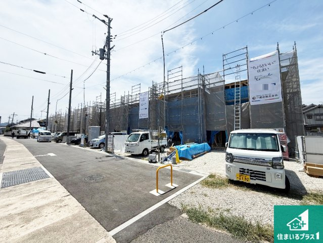 富田林市甲田　新築一戸建ての前面道路含む現地写真|周辺は落ち着いた街並みの住宅地！子育てがしやすい住環境です！まだ未完成ですが、現地でしかわからない事もございます。是非一度ご覧ください。