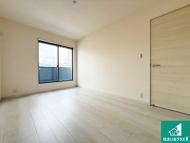 富田林市甲田　新築一戸建ての洋室|シンプルな洋室は、自分好みのインテリアが楽しめます♪ご家族とインテリアや家具を選びに行くのは入居時の醍醐味の一つです。ぜひお楽しみください♪