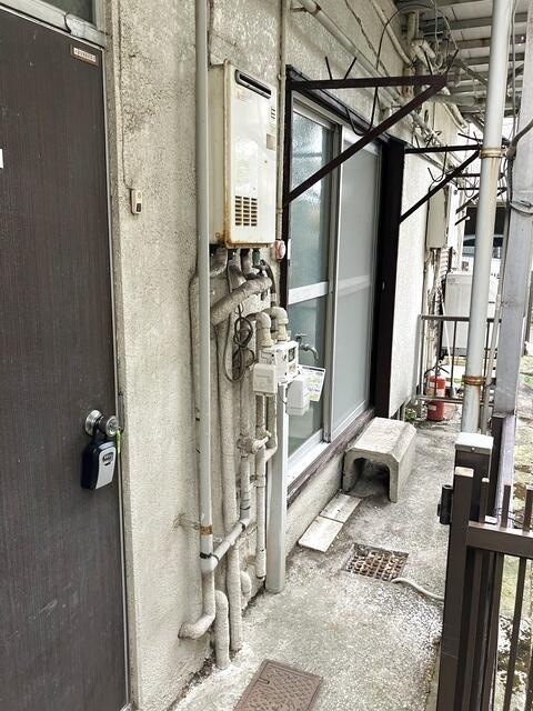 玄関周辺と選択置き場です。