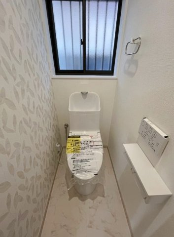 東城山町のトイレ|窓付きだから明るく風通しも抜群。快適な換気で湿気や臭いを防ぎ、家族みんなが気持ちよく使える、暮らしやすさに配慮されたトイレです。