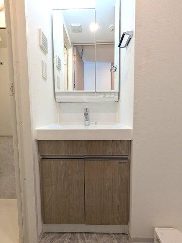 GRANSITE蔵前の設備|トイレと独立した洗面脱衣室、2面鏡付ハンドシャワー付洗面台です