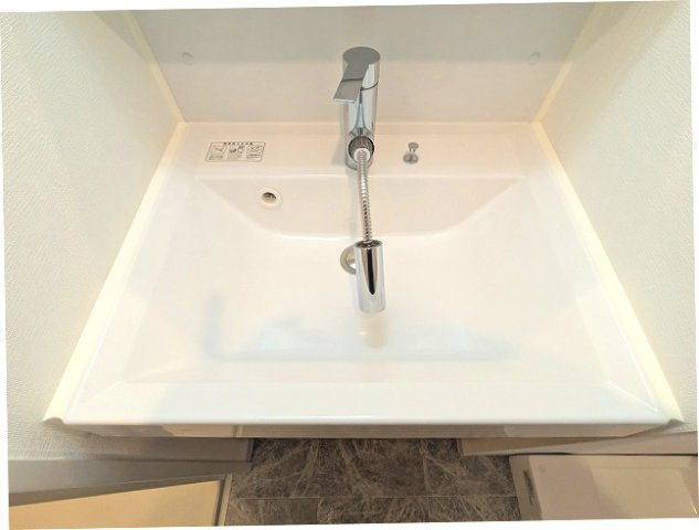 GRANSITE蔵前の設備|トイレと独立した洗面脱衣室のハンドシャワー付洗面台です