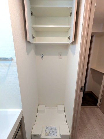 GRANSITE蔵前の設備|トイレと独立した洗面脱衣室の洗濯機置場は排水口のお手入れしやすい様に手前中央に配置し、足高の防水パンです