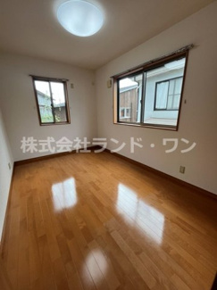 【洋室】 | 所沢市上安松　平成25年築 | （洋室7.37帖）　2面採光で陽当たり良好