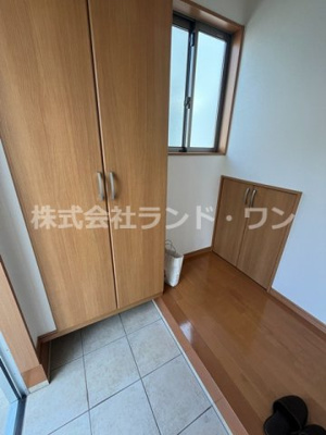 【玄関】 | 所沢市上安松　平成25年築 | 天井までの大容量シューズBOXで、家族の靴を全部隠してすっきり。