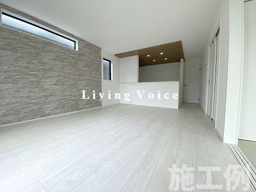 【居間・リビング】 | 【仲介手数料０円】小田原市飯田岡6期　新築一戸建て　4号棟　全4棟 | 小田原市飯田岡6期　新築一戸建て　全4棟