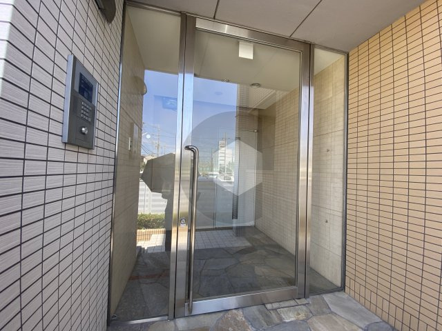 東大阪市若江西新町４丁目の賃貸マンションのエントランス