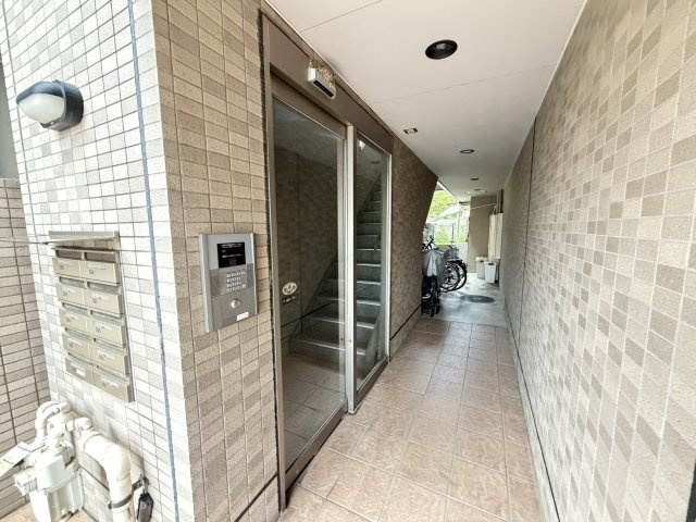 矢切ビルのエントランス