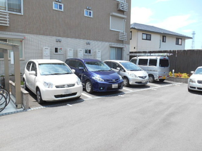 エヴァンタイユ羽衣B棟の駐車場|駐車場があります