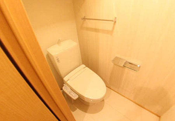 エヴァンタイユ羽衣B棟のトイレ|ゆったりとした空間のトイレです