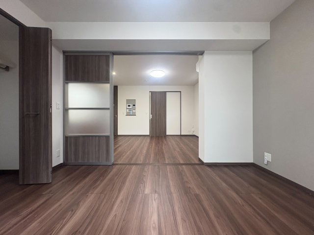 府中市府中町２丁目のアパートの洋室