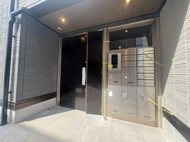 府中市府中町２丁目のアパートのエントランス