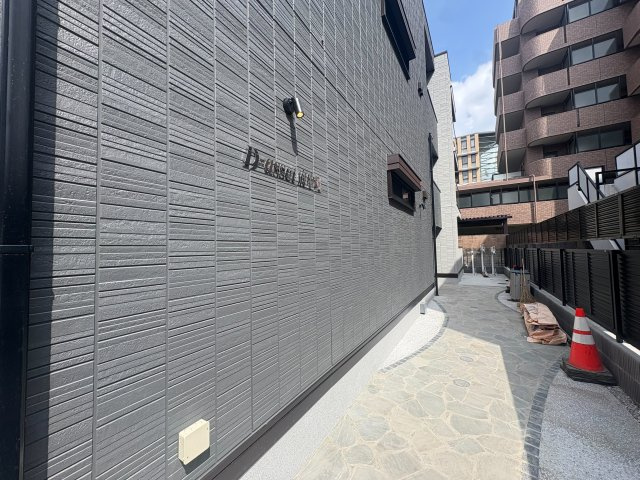 府中市府中町２丁目のアパートのエントランス