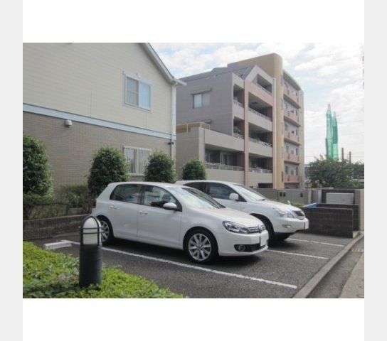 メイプルコート江田の駐車場