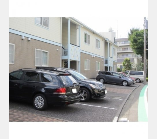 メイプルコート江田の駐車場