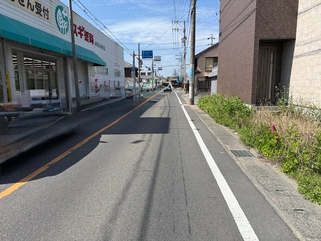 常滑市市場町4丁目　中古戸建の前面道路含む現地写真