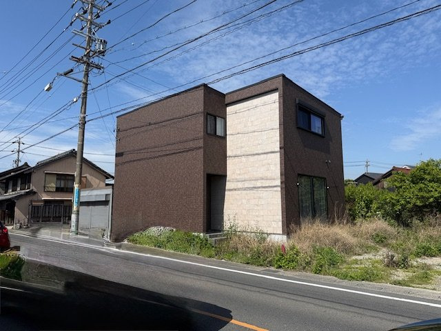 常滑市市場町4丁目　中古戸建の外観|前面道路からは部屋の中が見えずらく安全とプライバシーを守ります。