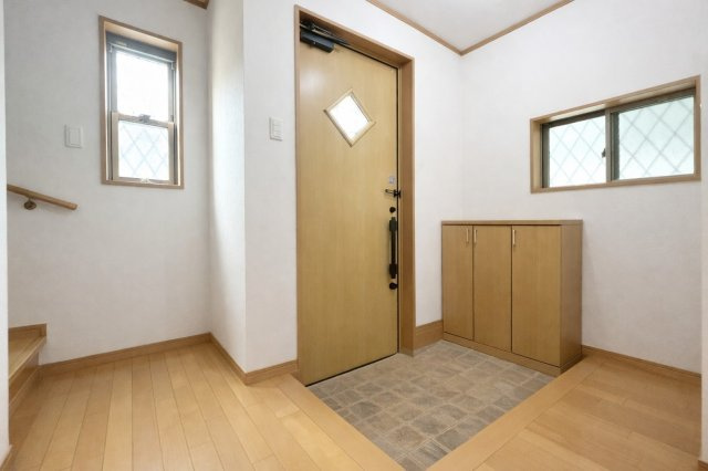 羽束師鴨川町の玄関|窓付きで明るく、ゆとりある広さの玄関。収納も備え使いやすい空間です。
※CGで家具を消しています。実際には家具がございます。
