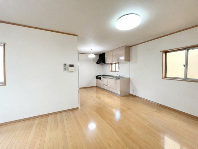 羽束師鴨川町の居間・リビング|大きな空間に光が広がり、ソファやダイニングをゆったり配置できる開放的なリビングです。
※CGで家具を消しています。実際には家具がございます。
