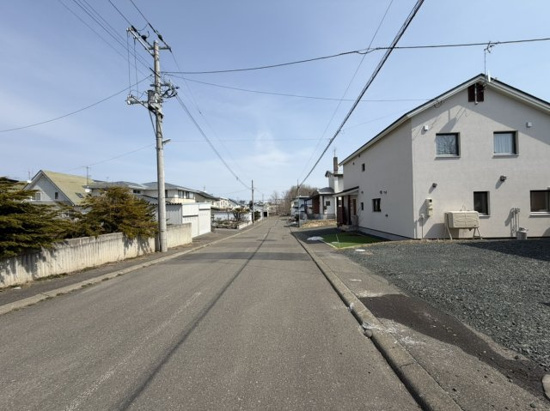 北見市美山町西５丁目４７番地８１　新築平屋建の前面道路含む現地写真