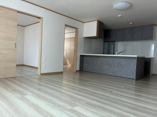 北見市美山町西５丁目４７番地８１　新築平屋建の居間・リビング