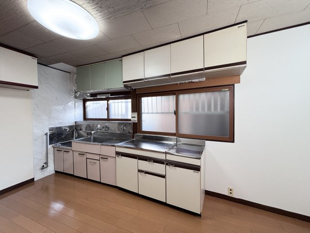 横須賀市鷹取戸建のキッチン|きれいなキッチンです