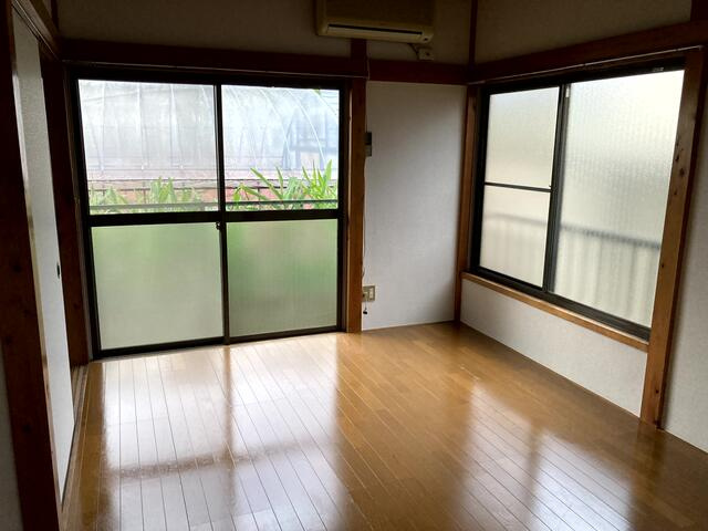 同間取りの別室の室内写真です