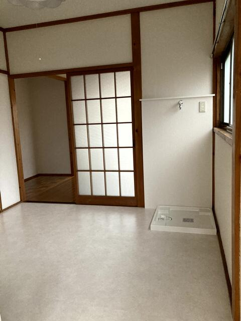 同間取りの別室の室内写真です