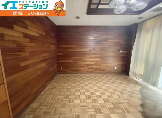 伊祖３丁目収益物件（事務所兼住宅）の洋室|※画像はAI処理により家具を消去しています。