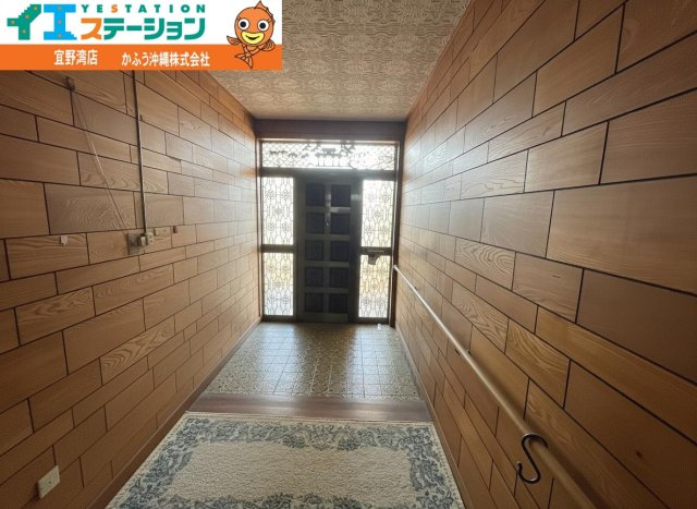 伊祖３丁目収益物件（事務所兼住宅）の玄関|※画像はAI処理により家具を消去しています。