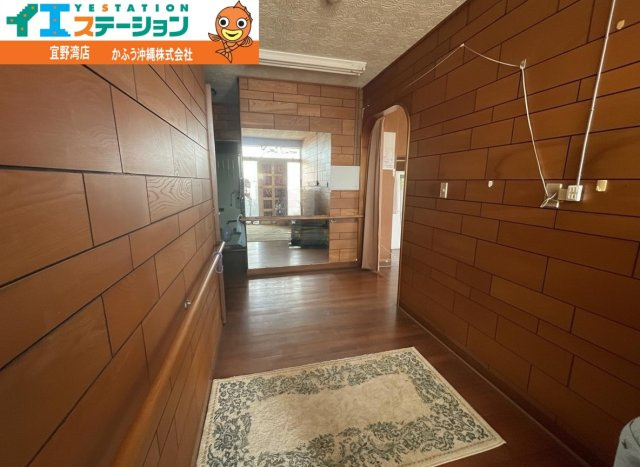伊祖３丁目収益物件（事務所兼住宅）の玄関|※画像はAI処理により家具を消去しています。
